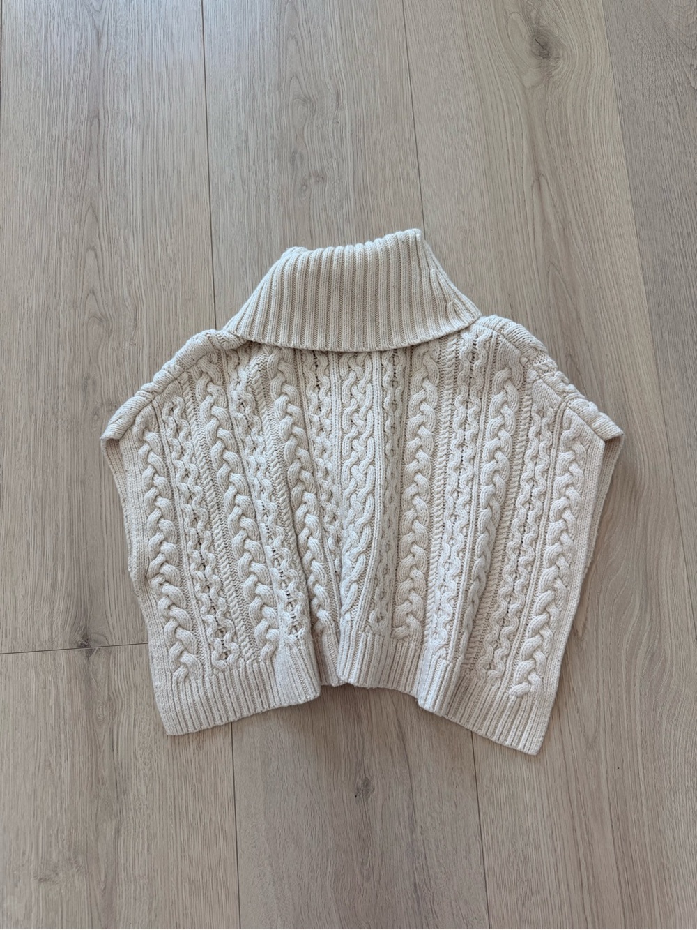 GAP Cream Cable-Knit Turtleneck vest women’s